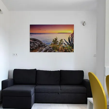 Meryl St - Two Bedroom With Sea View * Mravince