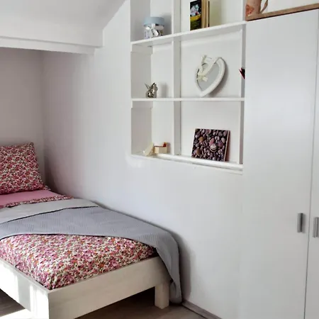 Meryl St - Two Bedroom With Sea View * Mravince