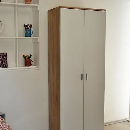 Meryl St - Two Bedroom With Sea View דירה Mravince