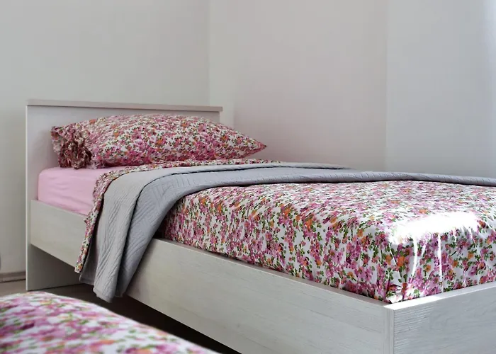 Meryl St - Two Bedroom With Sea View Lejlighed Mravince