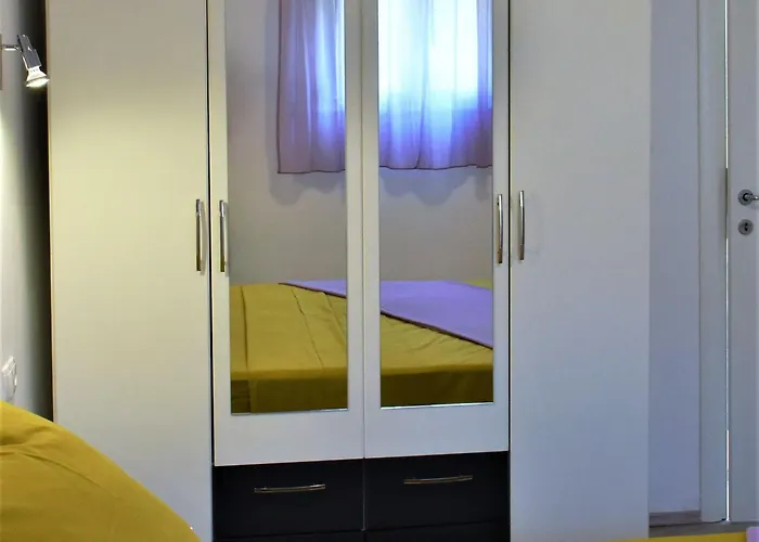 Meryl St - Two Bedroom With Sea View * Mravince