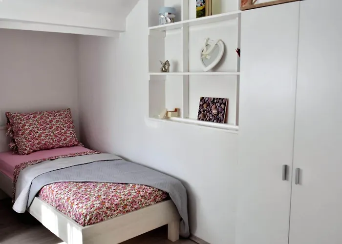 Meryl St - Two Bedroom With Sea View * Mravince